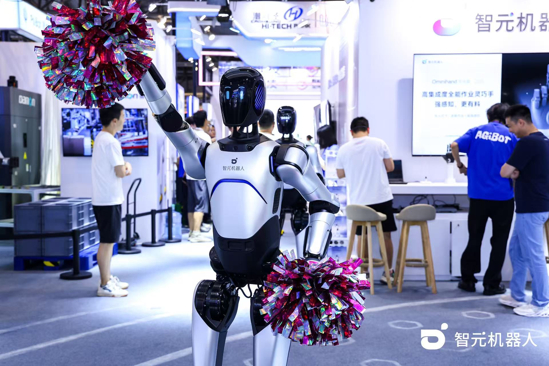 智元機器人 WAIC 首日展臺火爆，機器...